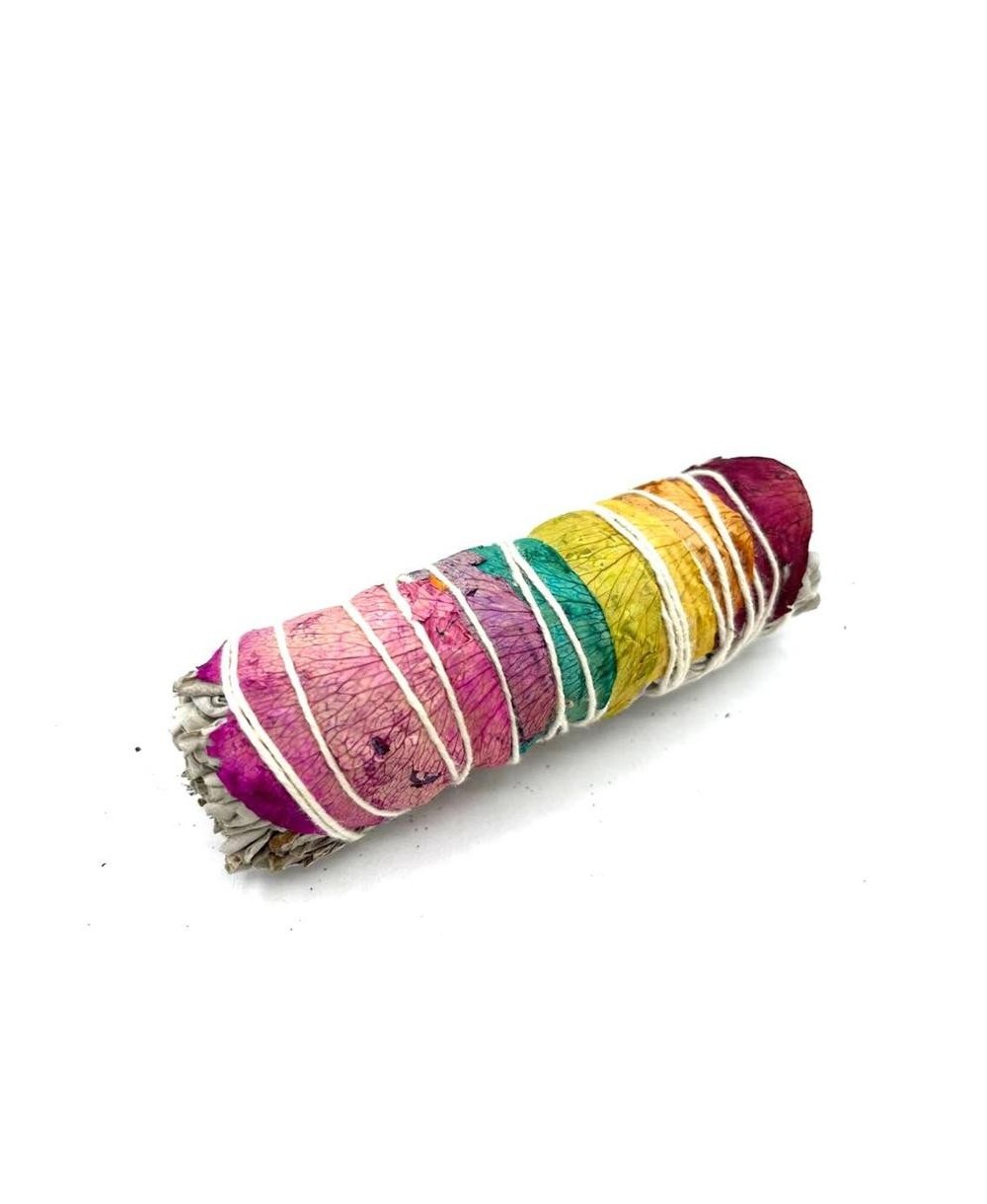 Atado de salvia blanca natural con pétalos de rosa de colores inspirado en los siete chakras.