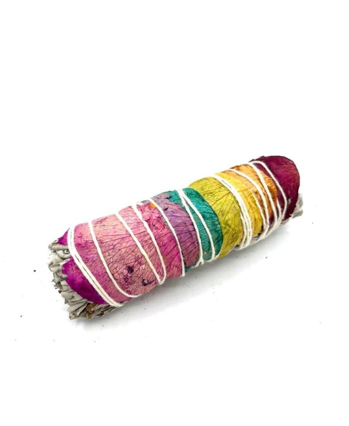 Atado de salvia blanca natural con pétalos de rosa de colores inspirado en los siete chakras.