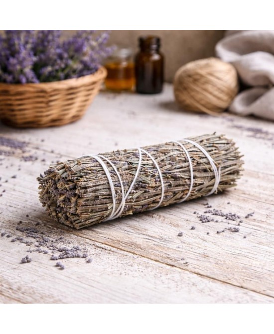 Atado artesanal de salvia lavanda natural para rituales y aromatización.