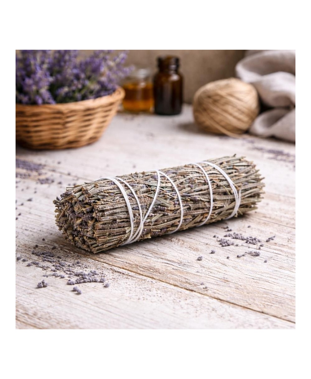 Atado artesanal de salvia lavanda natural para rituales y aromatización.