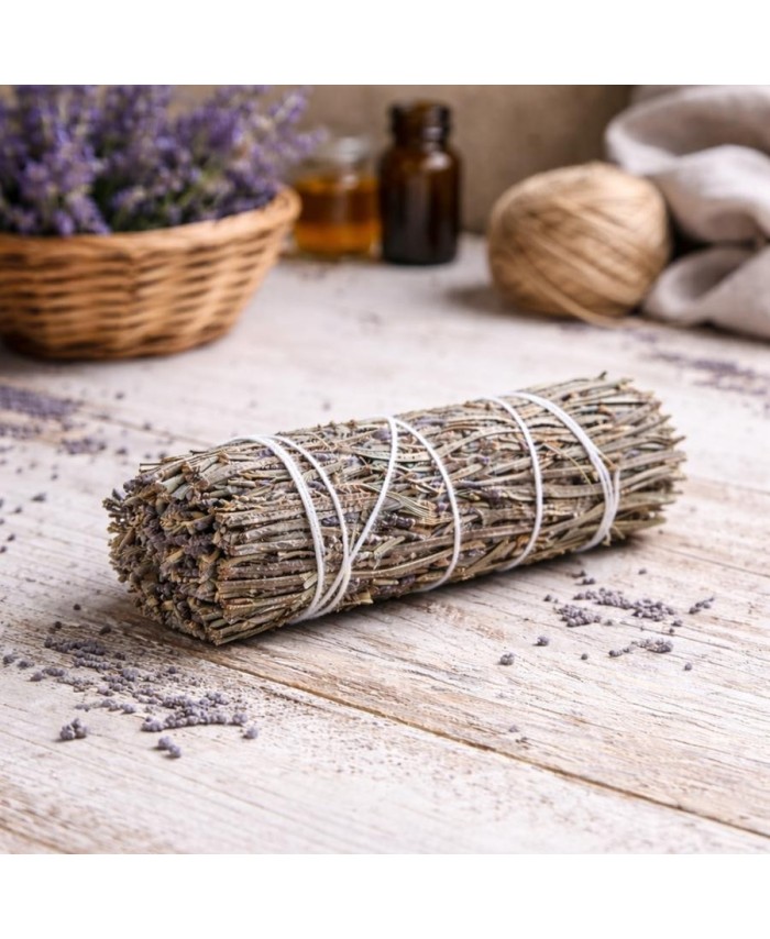 Atado artesanal de salvia lavanda natural para rituales y aromatización.