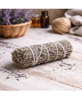 Atado artesanal de salvia lavanda natural para rituales y aromatización.