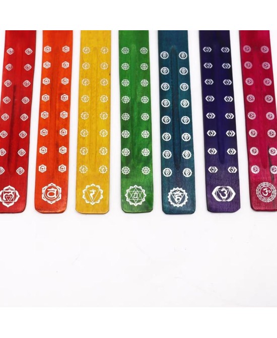Portaincienso de madera con diseño de los siete chakras.