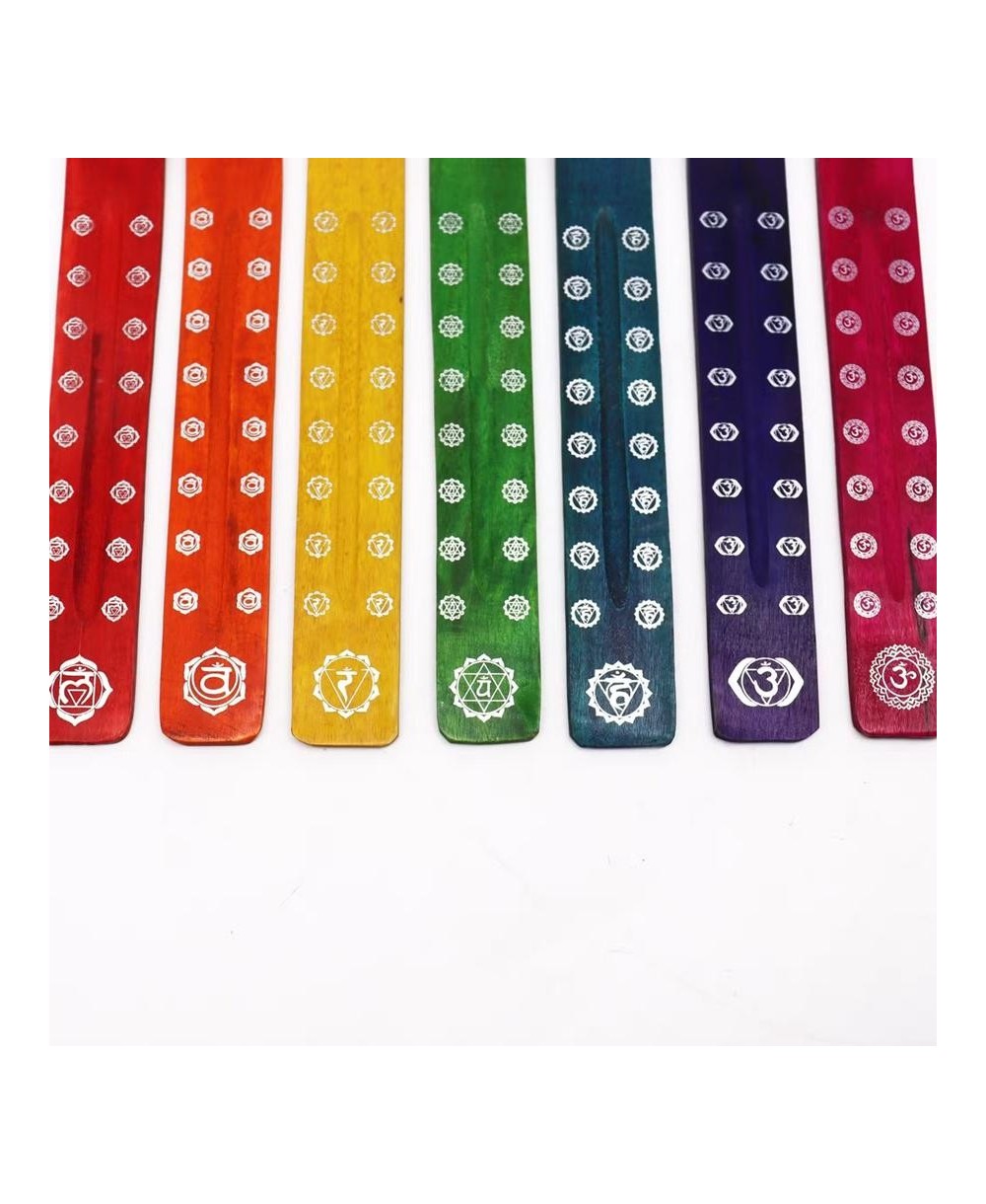 Portaincienso de madera con diseño de los siete chakras.