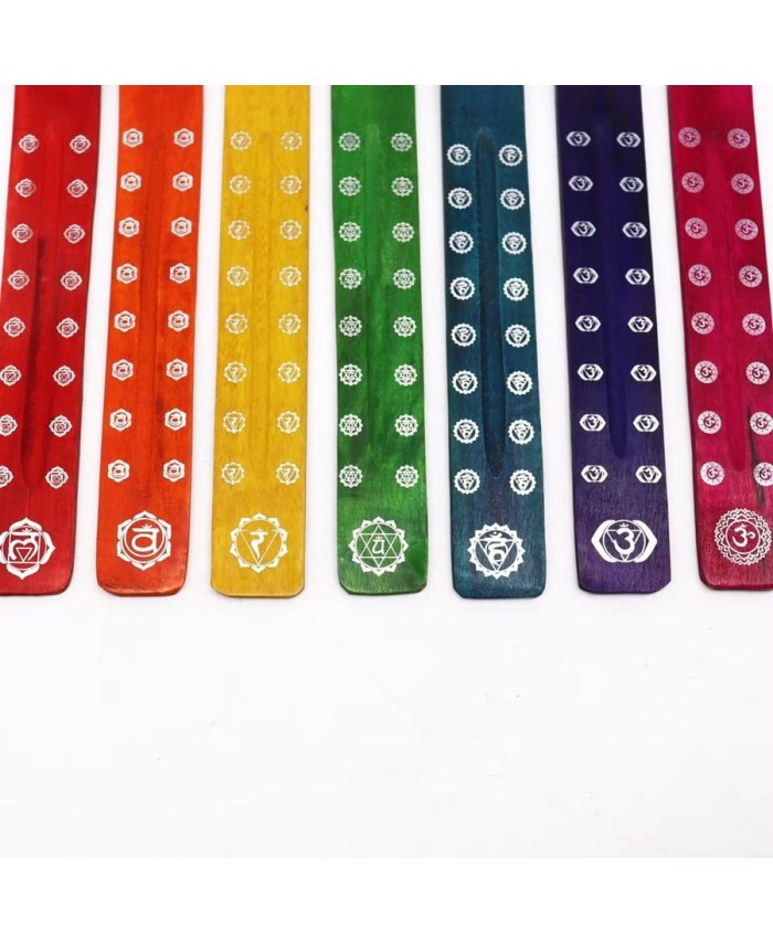 Portaincienso de madera con diseño de los siete chakras.