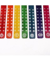 Portaincienso de madera con diseño de los siete chakras.