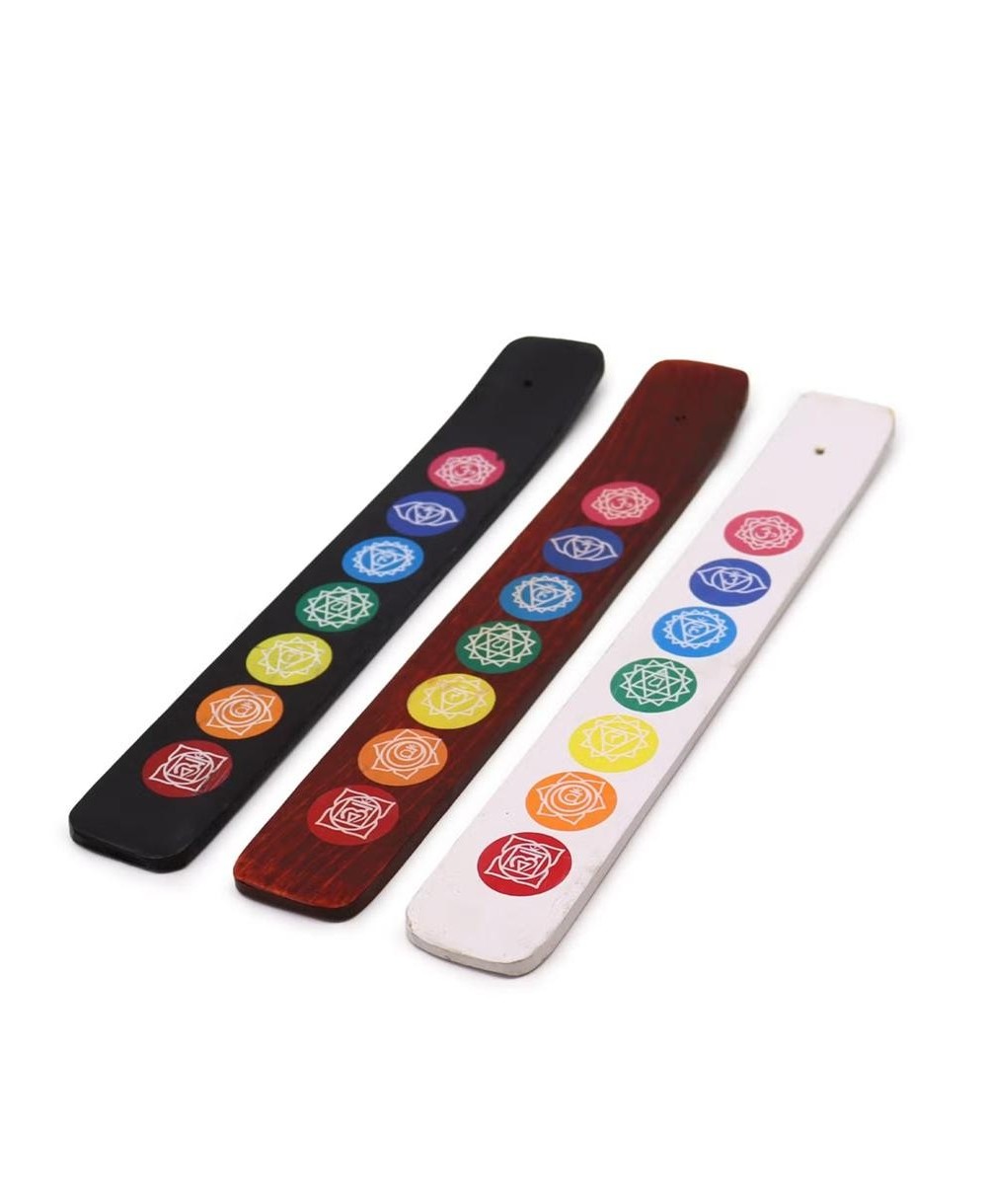Pack de tres portainciensos de madera con diseño de los siete chakras.