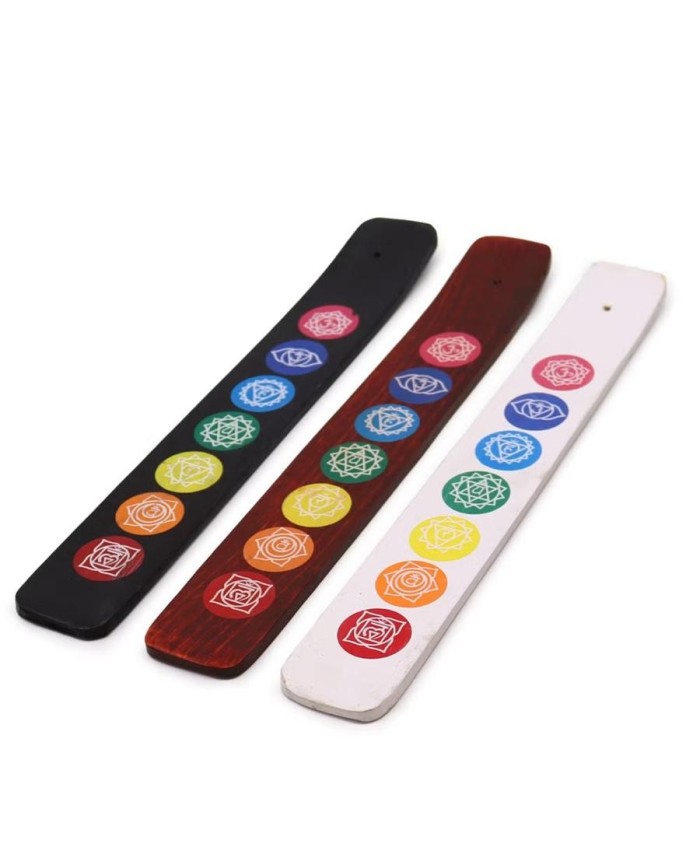 Pack de tres portainciensos de madera con diseño de los siete chakras.