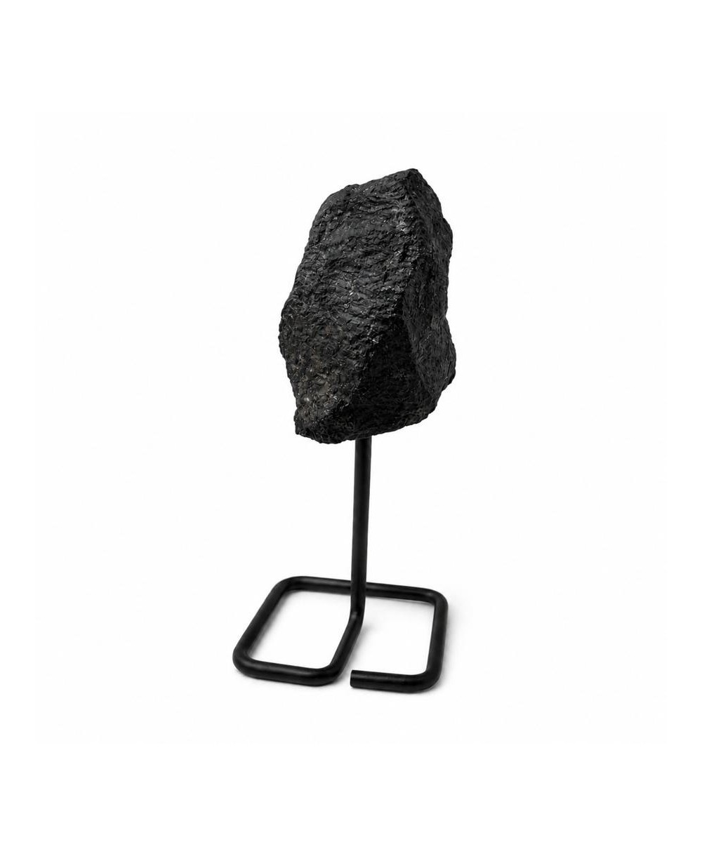 Turmalina negra natural en bruto sobre soporte metálico para decoración y colección.