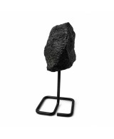 Turmalina negra natural en bruto sobre soporte metálico para decoración y colección.
