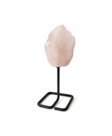 Cuarzo rosa natural en soporte metálico para colección, decoración y espacios de bienestar.
