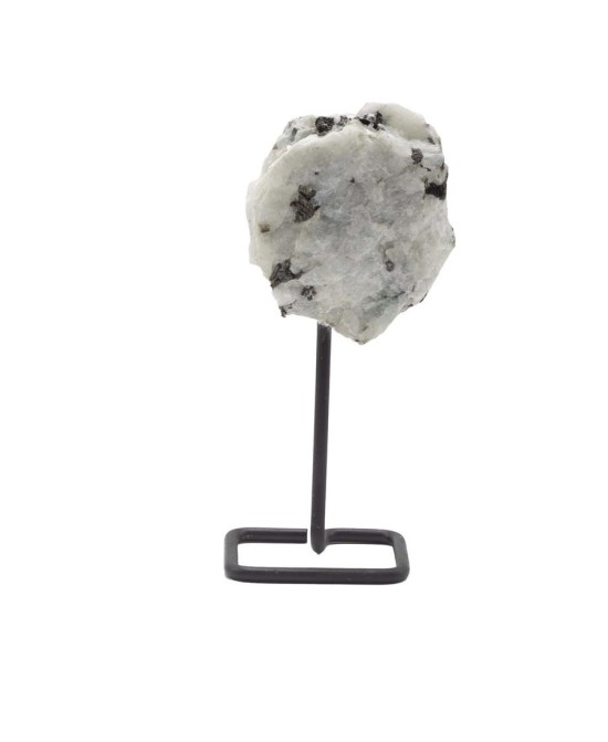 Piedra lunar arcoíris natural en bruto sobre soporte metálico para decoración y meditación.