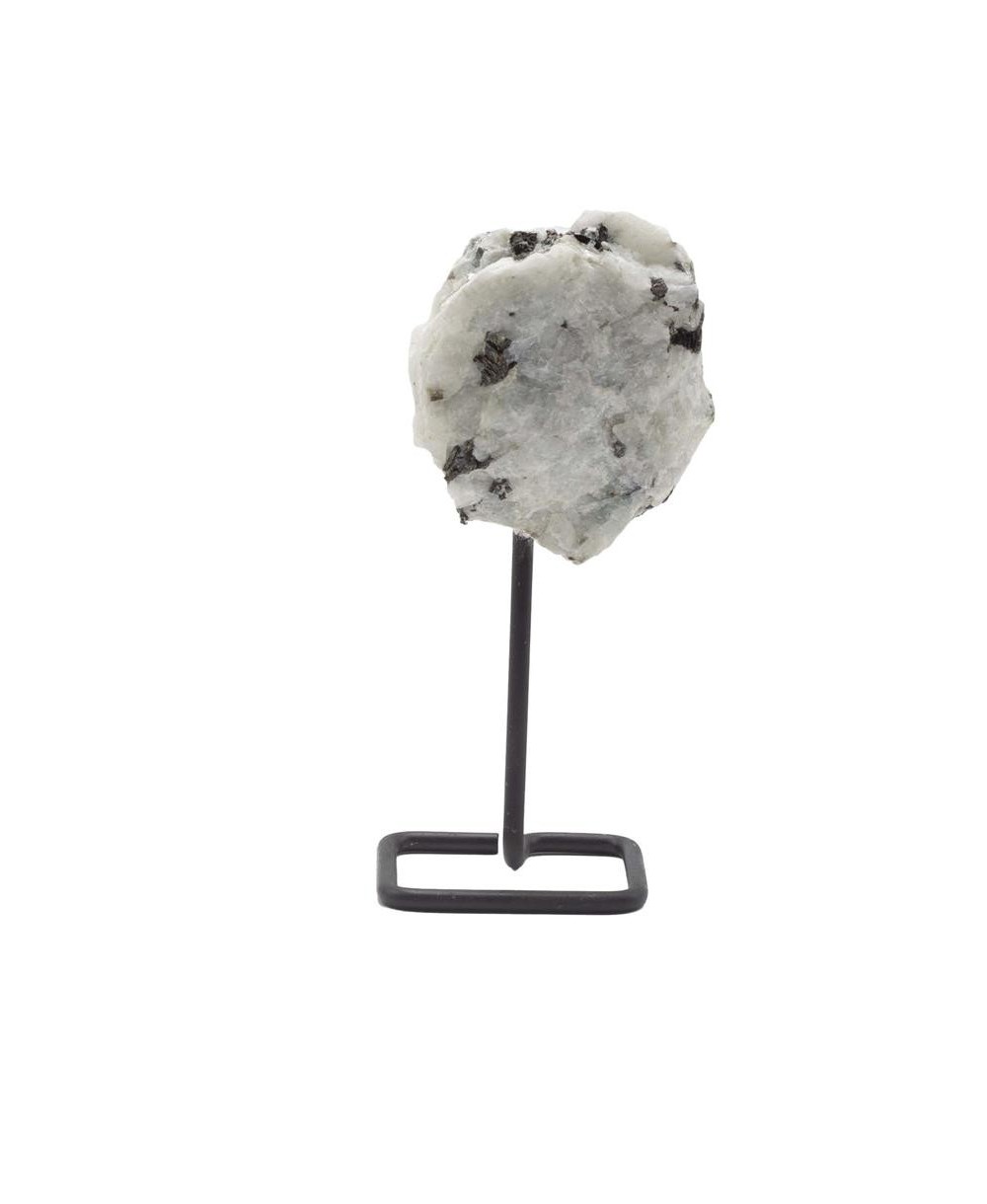 Piedra lunar arcoíris natural en bruto sobre soporte metálico para decoración y meditación.