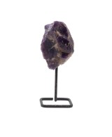 Amatista natural en bruto sobre soporte metálico para decoración y meditación.