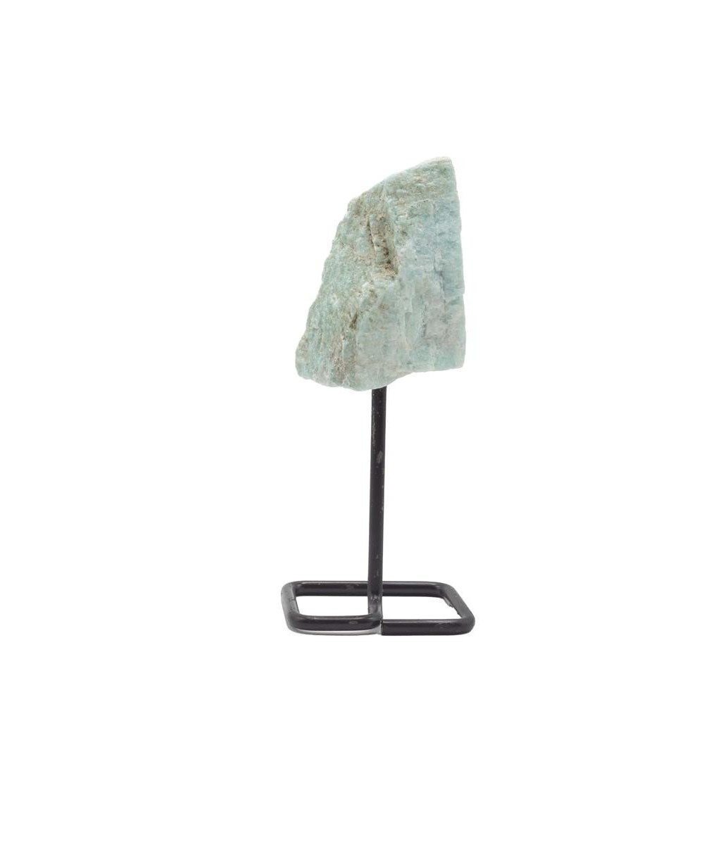 Amazonita natural en bruto sobre soporte metálico para decoración y meditación.
