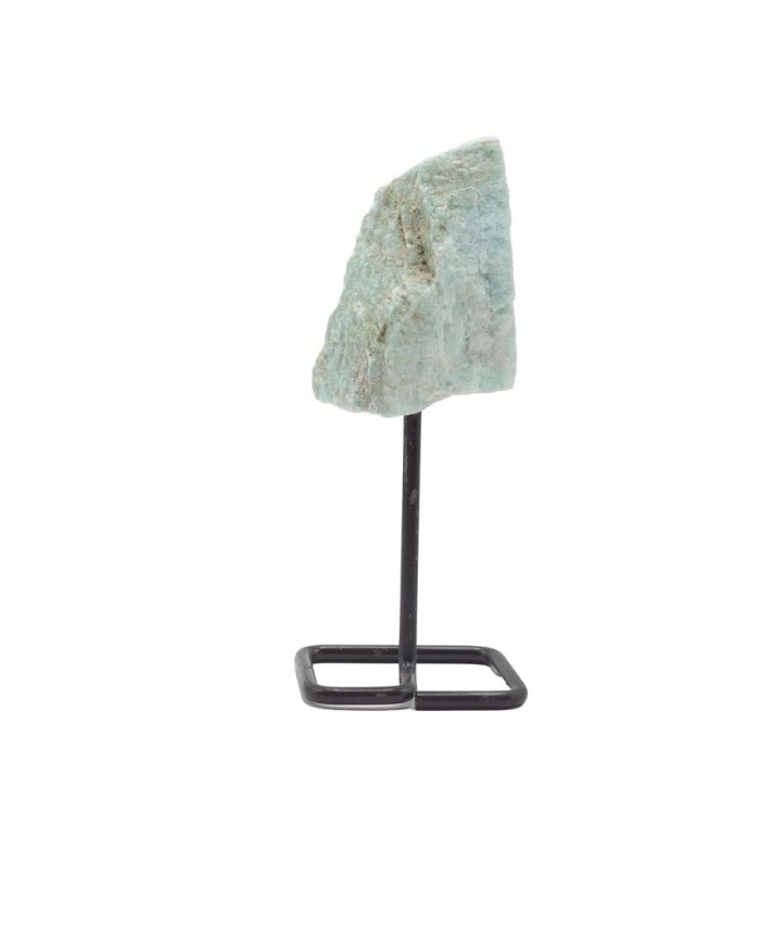 Amazonita natural en bruto sobre soporte metálico para decoración y meditación.