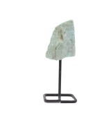 Amazonita natural en bruto sobre soporte metálico para decoración y meditación.