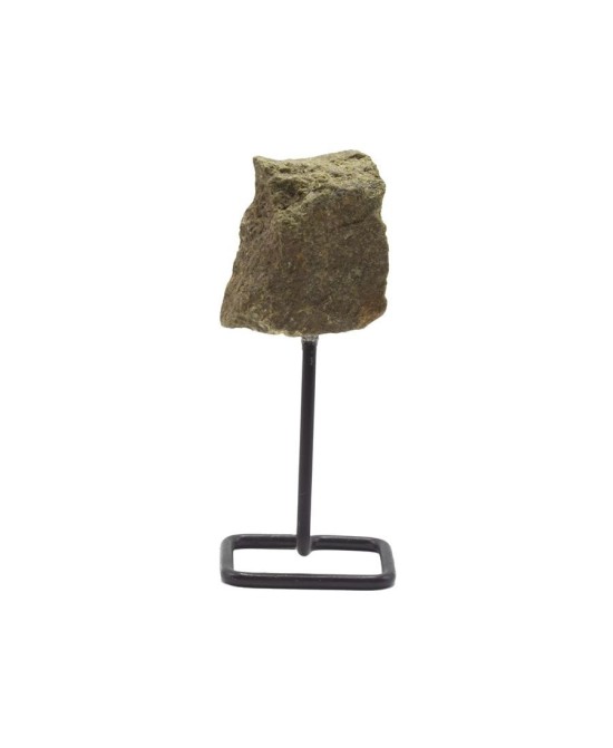 Epidota natural en bruto sobre soporte metálico para decoración y colección.