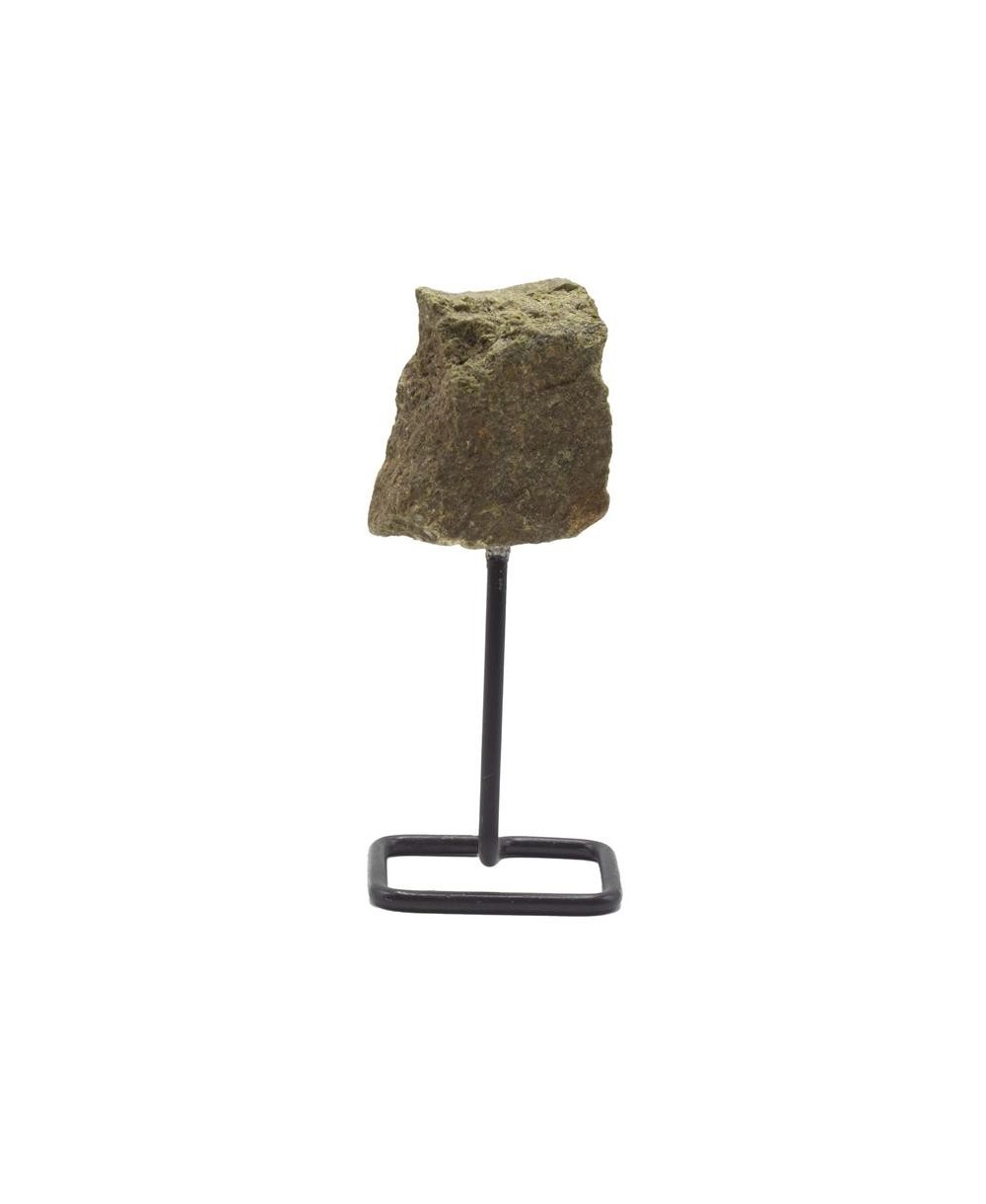 Epidota natural en bruto sobre soporte metálico para decoración y colección.