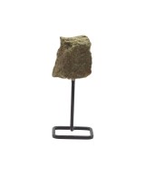 Epidota natural en bruto sobre soporte metálico para decoración y colección.