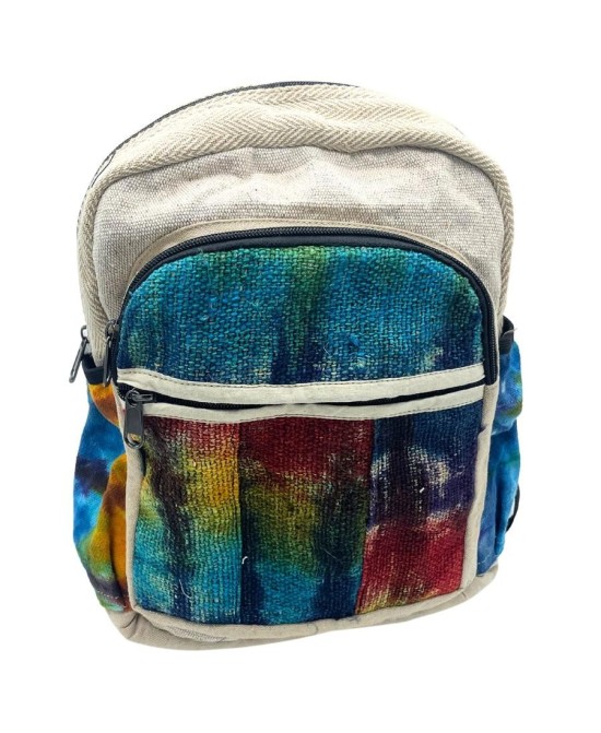 Mochila mediana de cáñamo y algodón multicolor con bolsillos frontales para uso diario.