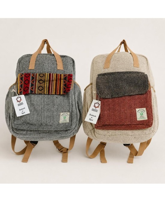 Mochila de cáñamo Aventura de estilo boho con bolsillo frontal y asas de mano.