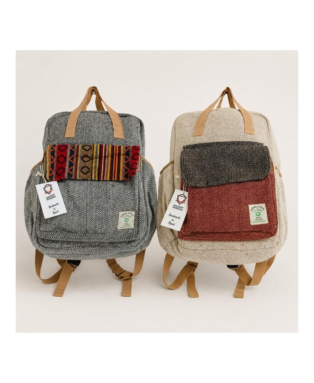 Mochila de cáñamo Aventura de estilo boho con bolsillo frontal y asas de mano.