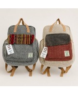 Mochila de cáñamo Aventura de estilo boho con bolsillo frontal y asas de mano.