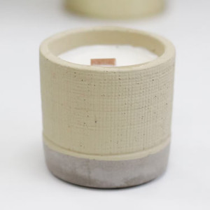 Vela de hormigón decorativa minimalista con mecha de madera.