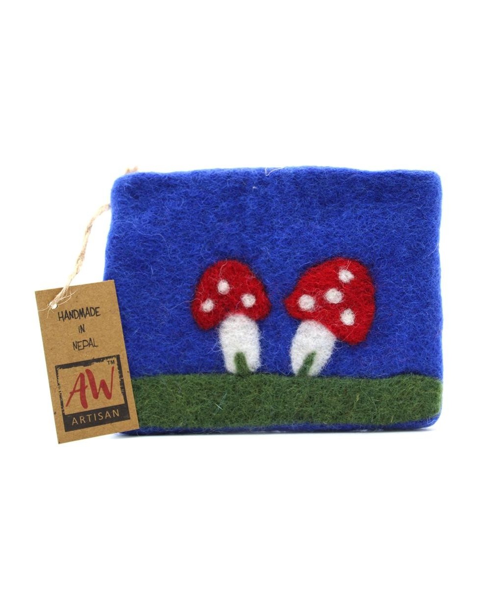 Monedero de fieltro con diseño inspirado en setas del bosque.
