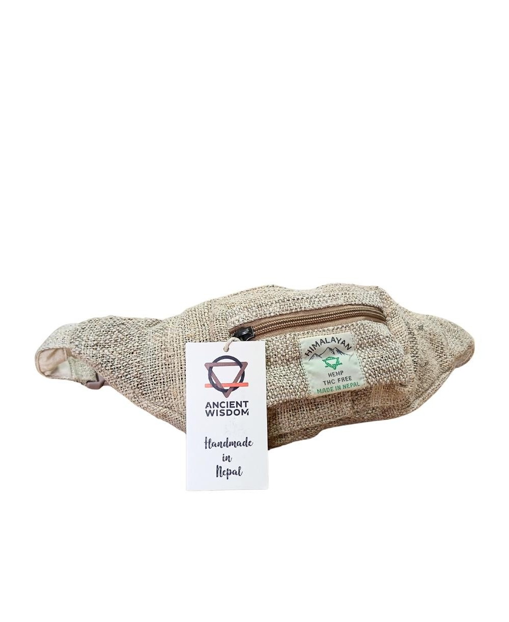 Riñonera de cáñamo natural con compartimento principal y cierre de cremallera.