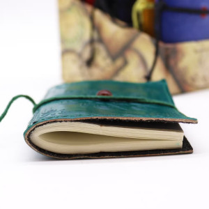 Grosor de un cuaderno del Set de 7 mini cuadernos de cuero Chakras.