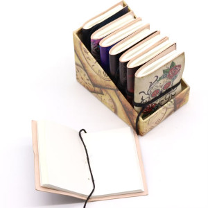 Presentación interior de un cuaderno del Set de 8 mini cuadernos góticos.