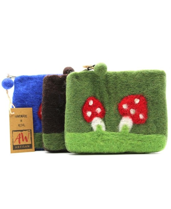 Monedero artesanal de fieltro con diseño de setas decorativas hecho a mano.