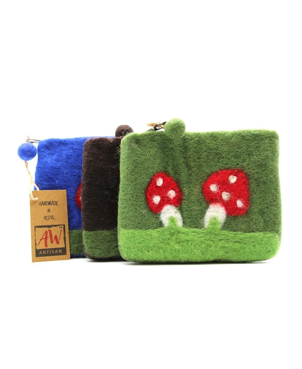 Monedero artesanal de fieltro con diseño de setas decorativas hecho a mano.