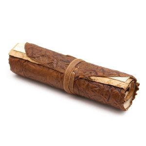 Cuadernos de viaje artesanales en rollo disponible en 3 colores.