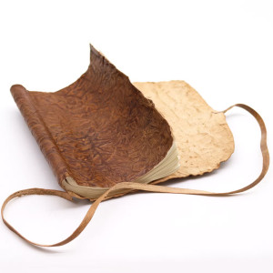 Presentación abierta del Cuaderno de viaje artesanales en rollo color marrón.