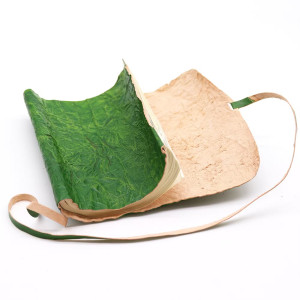 Presentación abierta del Cuaderno de viaje artesanales en rollo color verde.