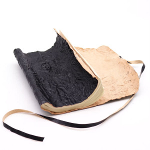 Presentación abierta del Cuaderno de viaje artesanales en rollo color negro.