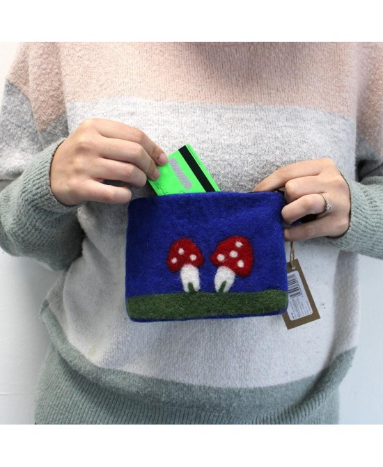 Tamaño del Monedero de fieltro con diseño inspirado en setas del bosque.
