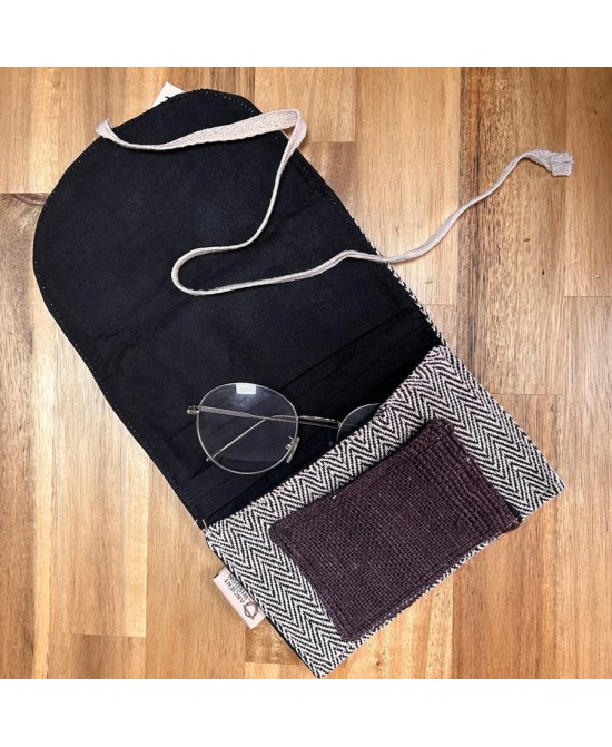 Interior de la Bolsa artesanal de cáñamo para teléfono móvil.