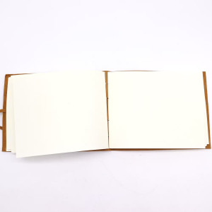 Interior del Cuaderno de viaje artesanal de cuero.