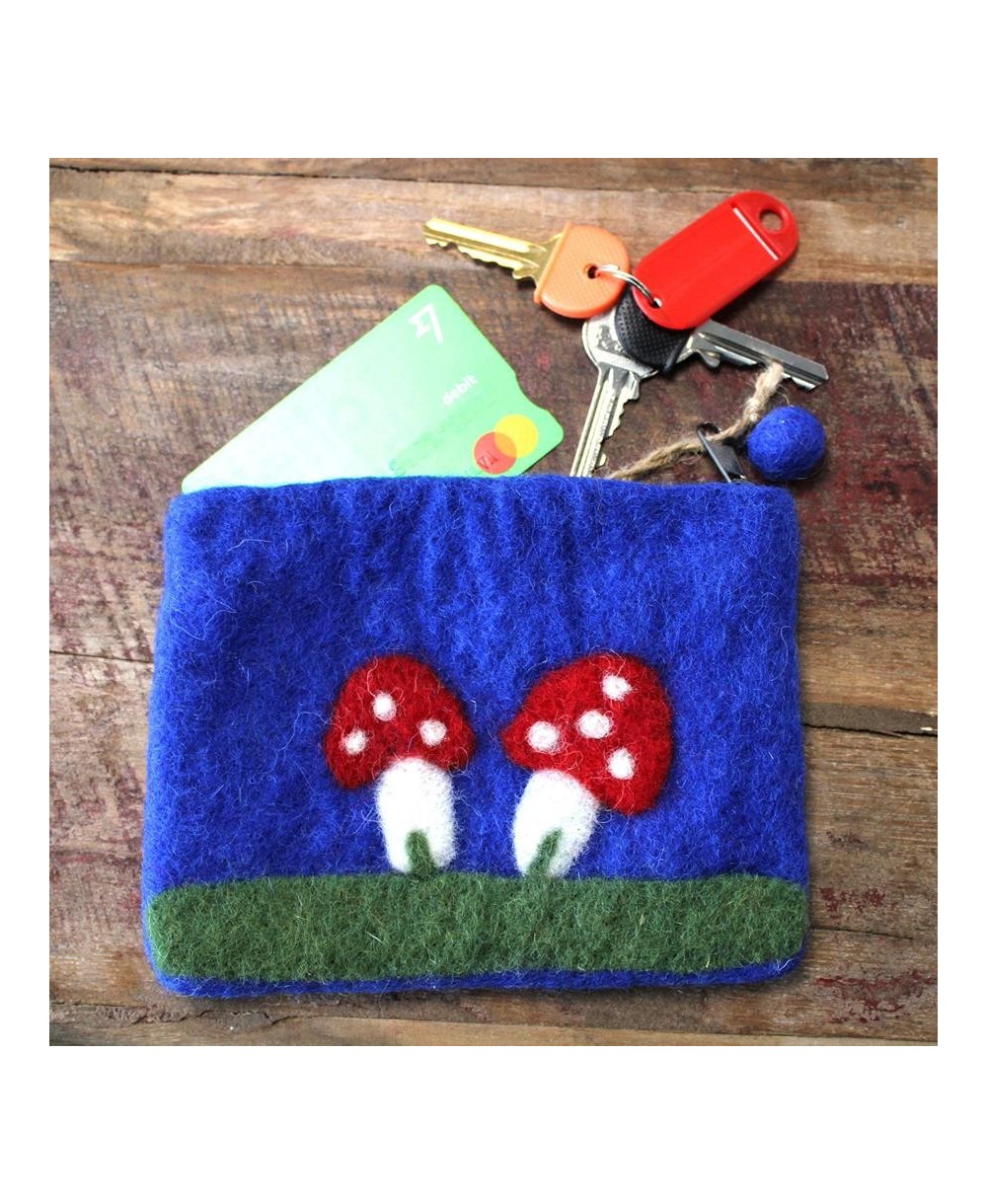 Uso del Monedero de fieltro con diseño inspirado en setas del bosque.