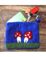 Uso del Monedero de fieltro con diseño inspirado en setas del bosque.