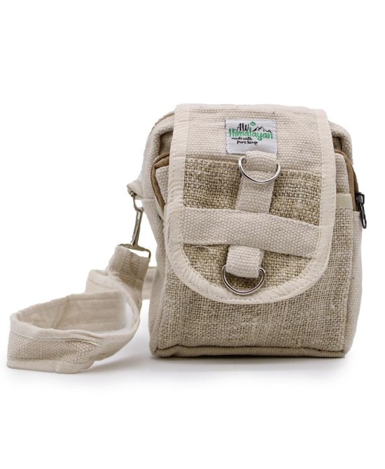 Bolso bandolera de cáñamo natural con solapa frontal.