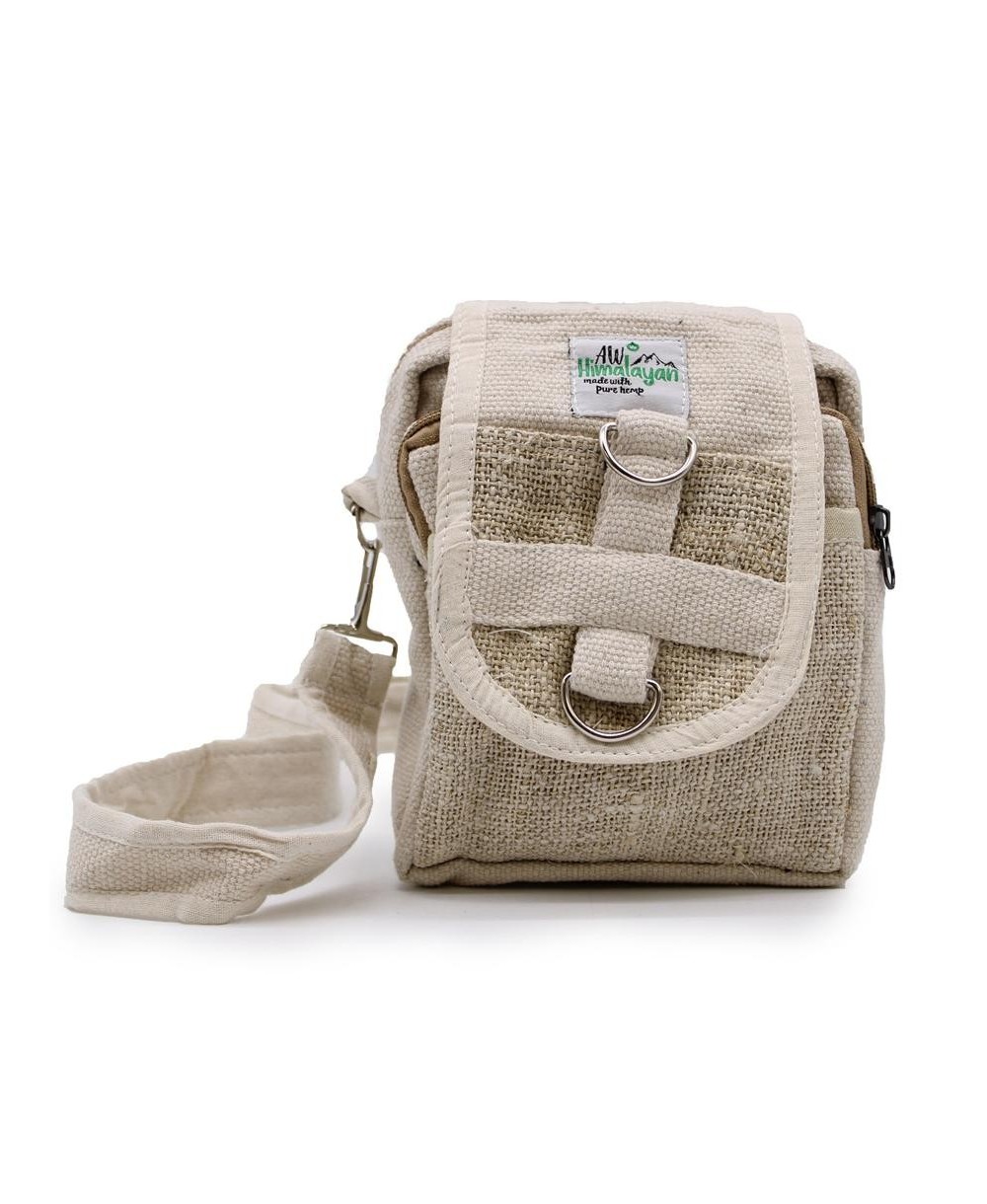 Bolso bandolera de cáñamo natural con solapa frontal.