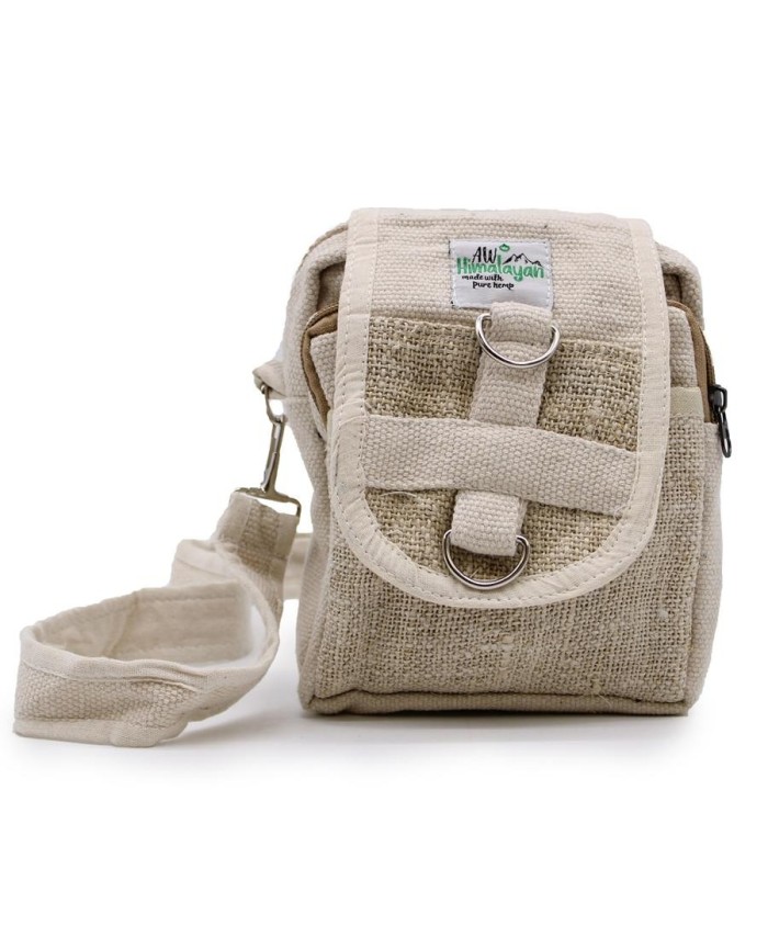 Bolso bandolera de cáñamo natural con solapa frontal.