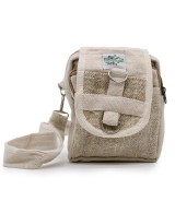 Bolso bandolera de cáñamo natural con solapa frontal.
