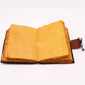 Presentación del Cuaderno artesanal de cuero con flor de loto.