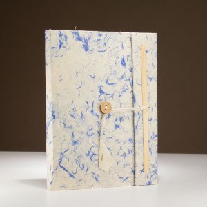 Presentación del Cuaderno Lokta con algodón azul eco artesanal grande.